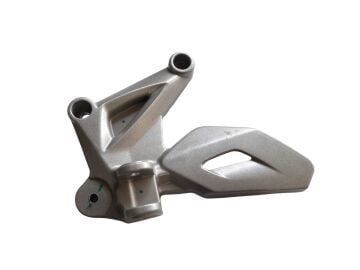 BAJAJ PULSAR NS 200 ÖN BASAMAK BRAKETİ SOL TARAF GRİ RENK